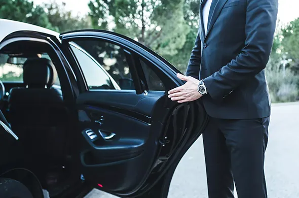 Advantages of choosing Best Yellow Cab and Limo in Lithonia GA including luxury fleet, on-time service, professional chauffeurs, and easy booking.